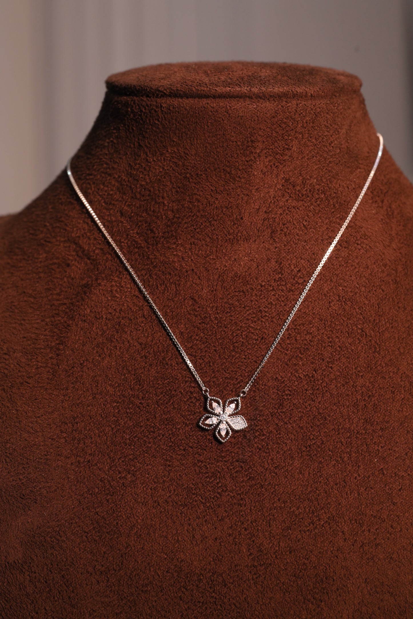 Silver fancy chain with pendant