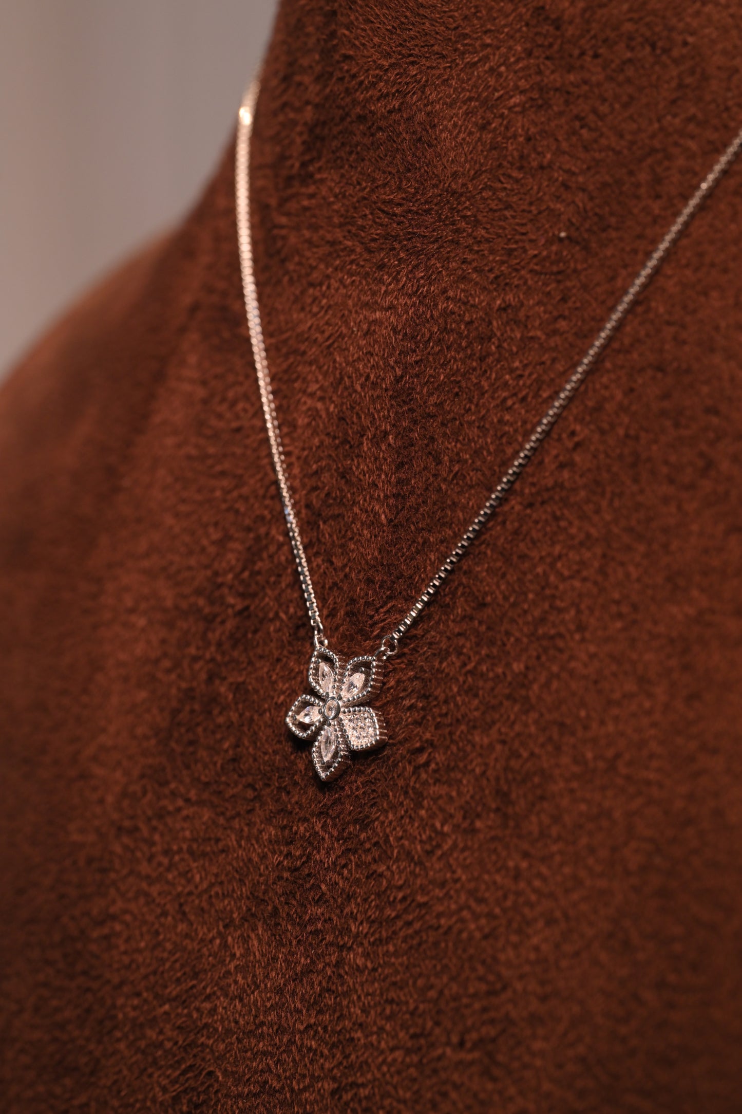 Silver fancy chain with pendant
