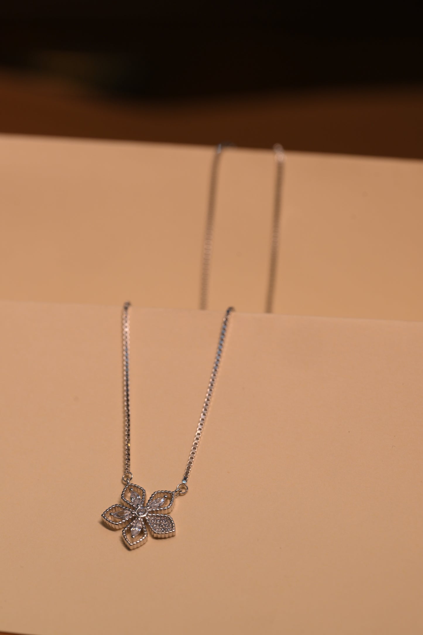 Silver fancy chain with pendant